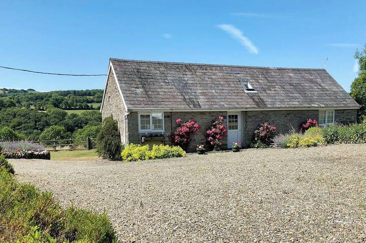 Glamping for 4 people, with garden in Carmarthenshire