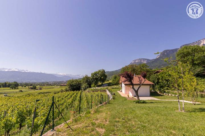 Gîte pour 4 personnes, avec terrasse et jardin dans Porte-de-Savoie