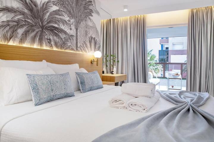 Appart’hôtel pour 4 personnes, avec piscine et jardin ainsi que bassin pour enfant et vue