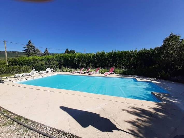 Location de vacances pour 2 personnes, avec jardin ainsi que terrasse et piscine à Grospierres - 2