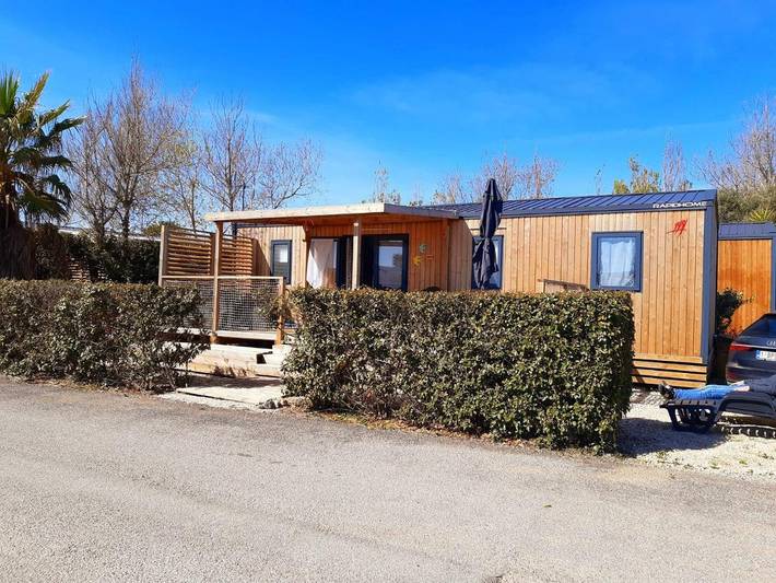 Camping pour 6 personnes, avec piscine ainsi que jardin et jacuzzi, animaux acceptés