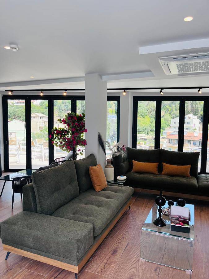 Deluxe Suite with Sea View in Agios Gordios, Corfou