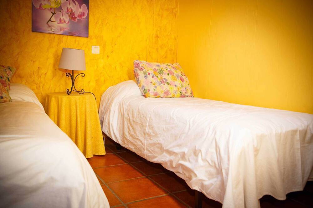 In the Maillo house you can enjoy a terrace with barbecue and a front patio in Horcajuelo de la Sierra, Madrid Province