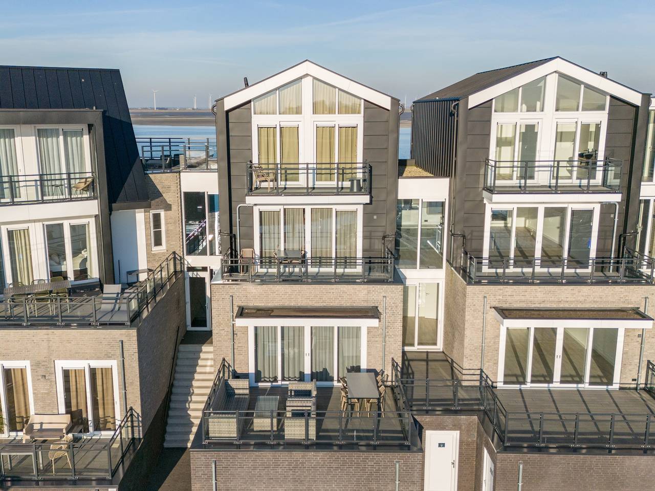 Huis aan het meer Sint-Annaland bij haven in Sint-Annaland, Nederlandse Noordzeekust