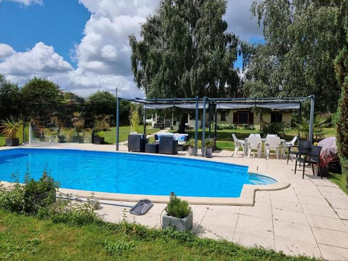 Location de vacances pour 6 personnes, avec piscine ainsi que vue et jardin à Ainay-le-Château - 3