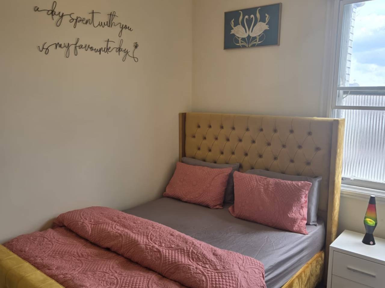 Entire apartment, Charming Wolverhampton Apartment with Private Entrance in Wolverhampton, Birmingham Area