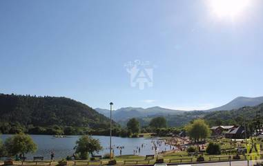 Gîte pour 5 personnes, avec vue sur le lac ainsi que balcon et vue dans Lac Chambon