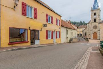 Gîte pour 15 personnes, avec terrasse et jardin à Beaubery