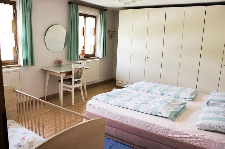 Ferienwohnung für 4 Personen, mit Pool und Balkon sowie Garten in Leutershausen