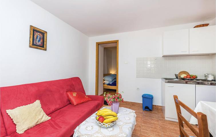 Ganze Ferienwohnung, Gemütliche Wohnung im Obergeschoss, 1 km vom Strand entfernt – WLAN und Kaffeemaschine inklusive! in Senj, Kvarner Festland