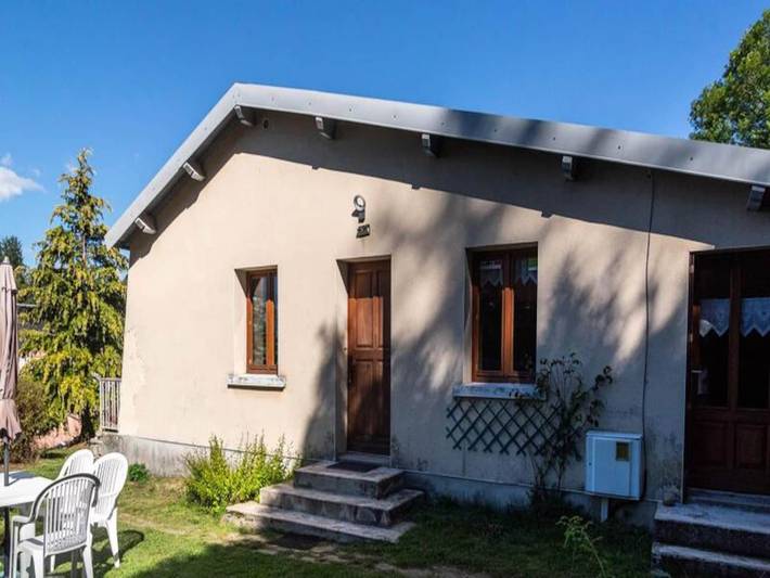 Gîte pour 6 personnes, avec balcon ainsi que jardin et piscine, adapté aux familles à Fournels