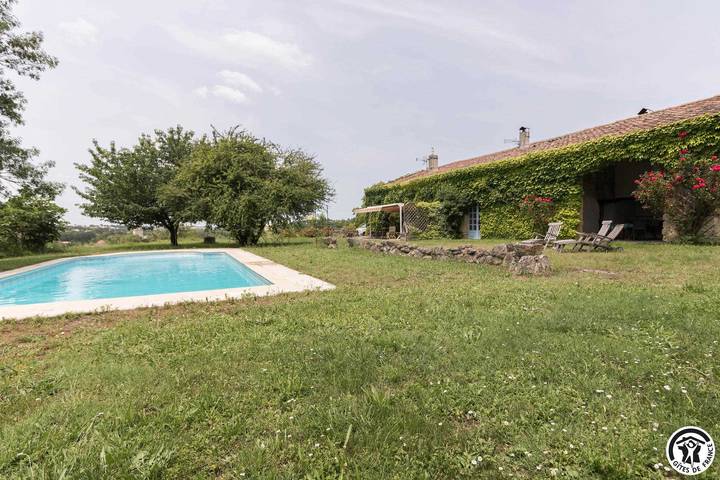 Gîte pour 6 personnes, avec Terrasse ainsi que Jardin et Piscine à Aguts