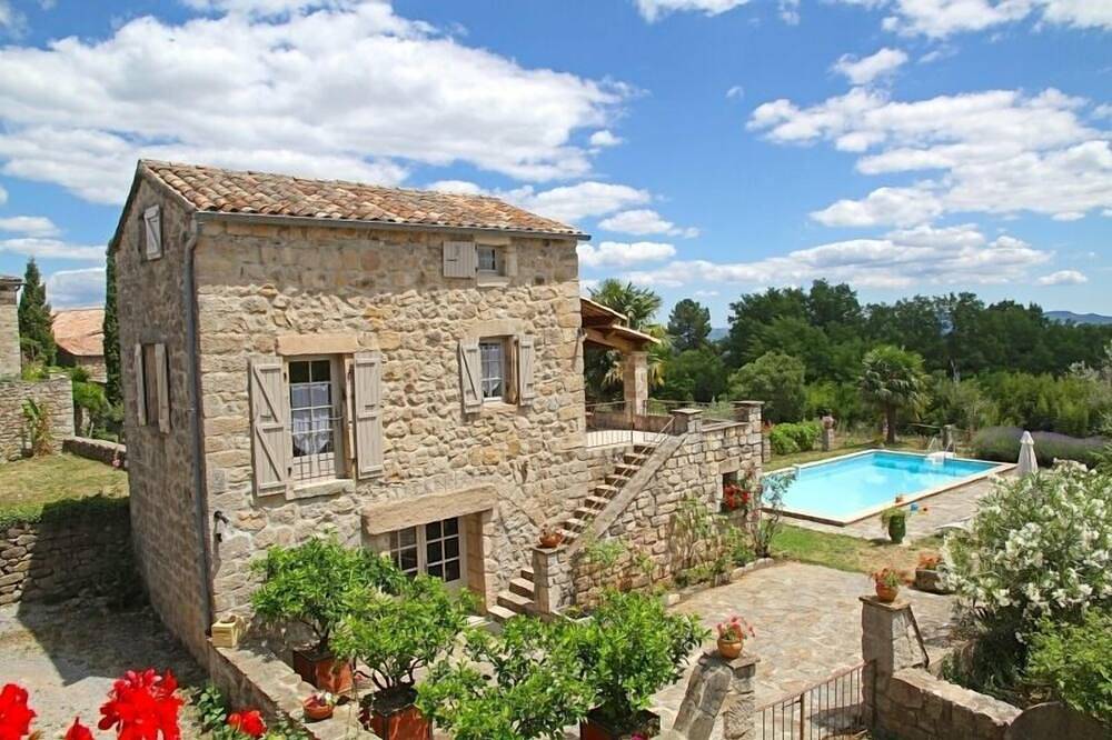 Charmante maison en pierre avec piscine, 4 pers. in Payzac (Ardèche), Parc naturel régional des Monts d'Ardèche