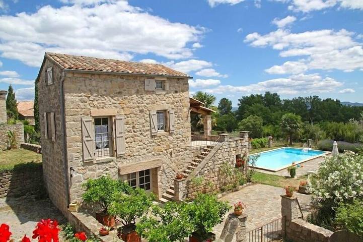 Location de vacances pour 4 personnes, avec balcon et jardin à Payzac (Ardèche)