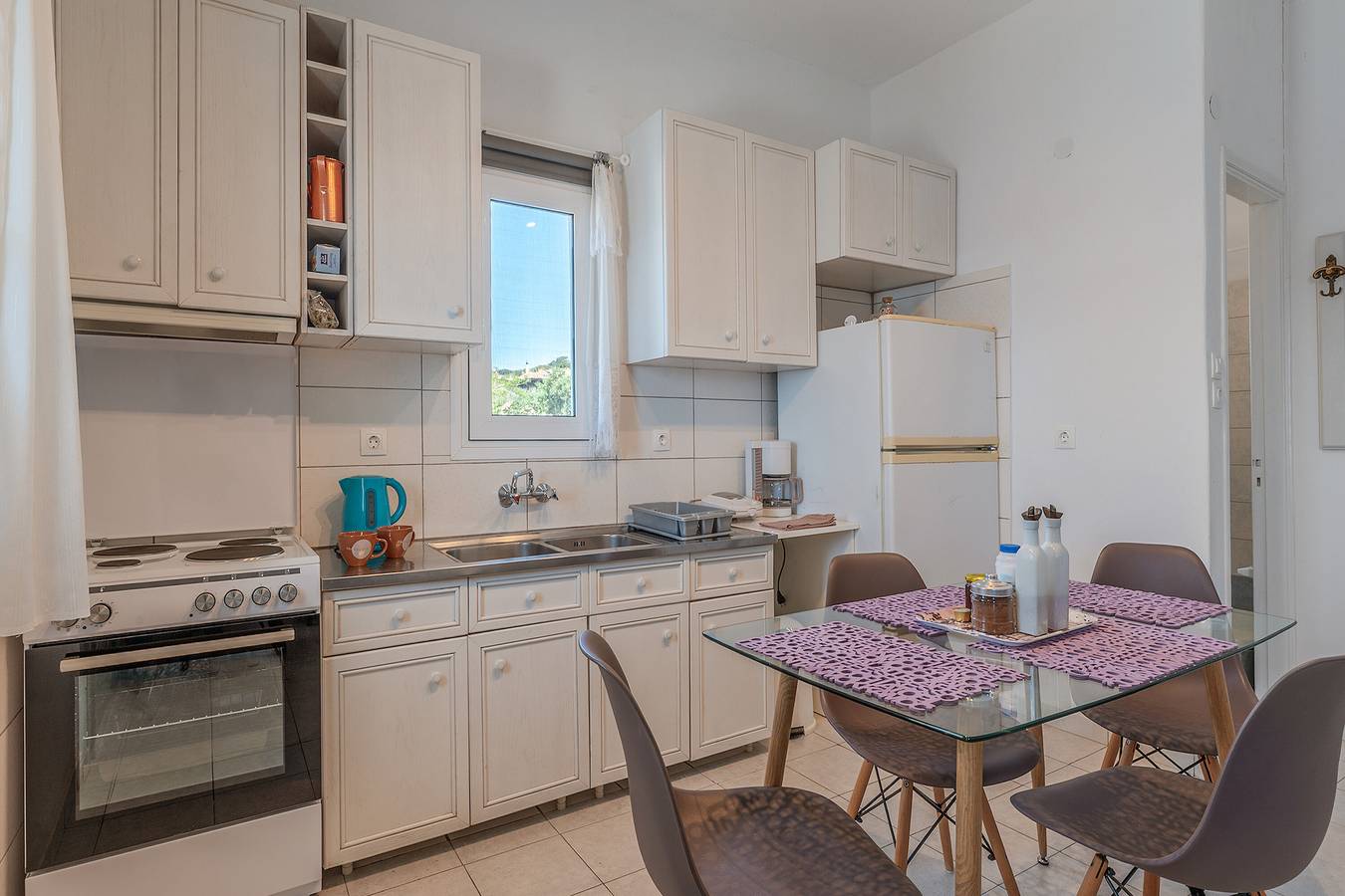 Entire studio, 'Kna Studio A' with Sea View, Wi-Fi and Air Conditioning in Andros