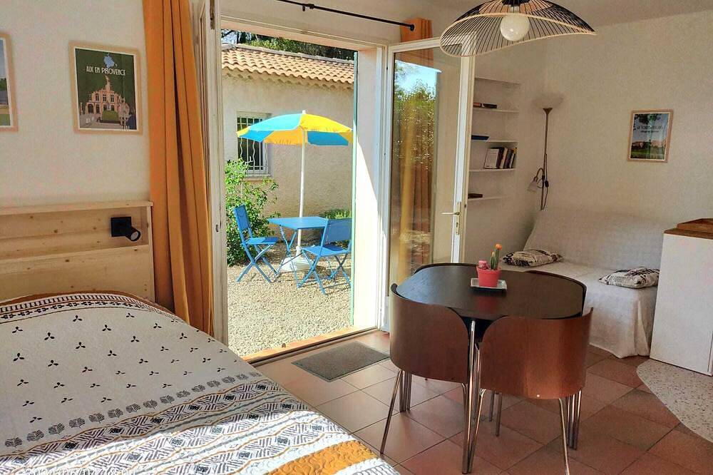 Appartement entier, Studio au pied du Luberon au calme avec les oiseaux et les écureuils in Pertuis, Parc naturel régional du Luberon