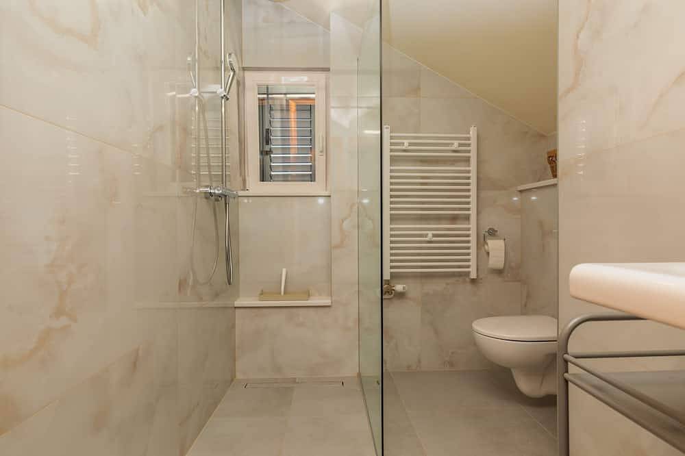 Ganze Wohnung, 1-Zimmer-Ferienwohnung mit Balkon und Meerblick Brela, Makarska (A-20708-a) in Brela, Makarska Riviera