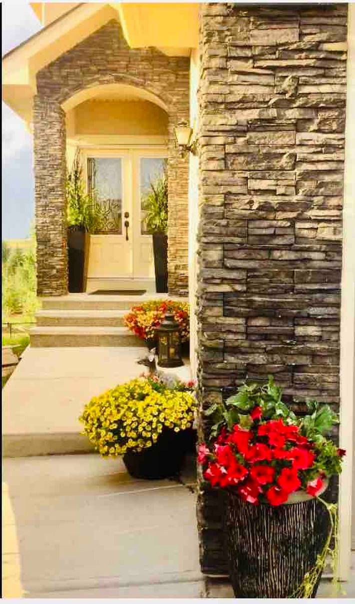 Suite mit zwei Schlafzimmern im Untergeschoss in Calgary, Kanadische Rocky Mountains