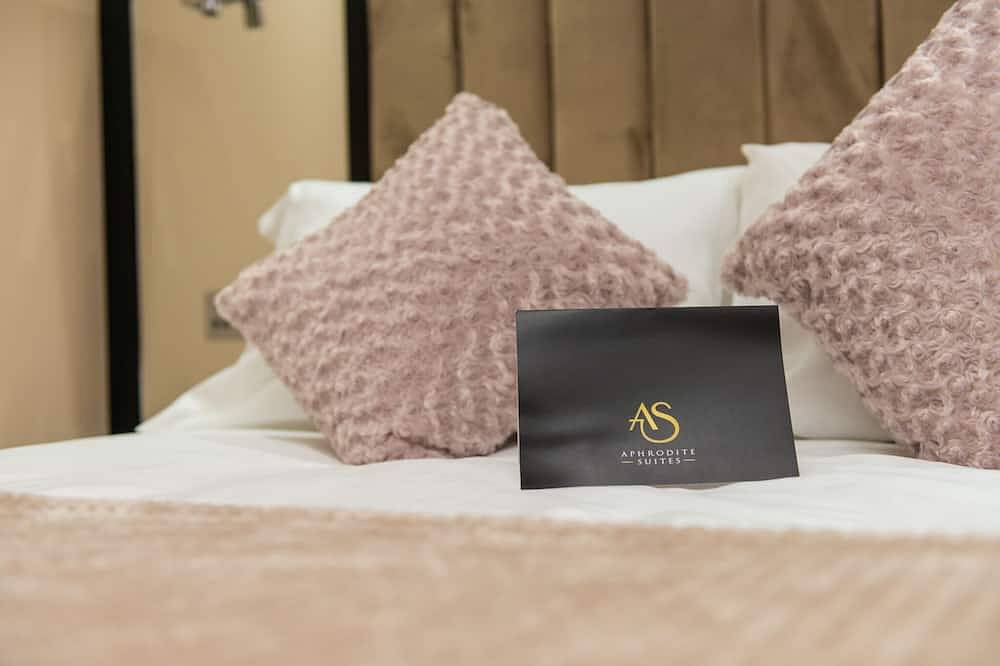 Entire apartment, Aphrodite Suites - The Sanctuary Hot Tub Spa Suite in Huddersfield, West Yorkshire