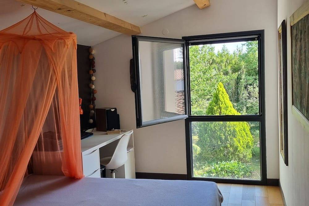 Grande maison dans jardin arboré à 500 m de la plage in Angoulins, Région de La Rochelle