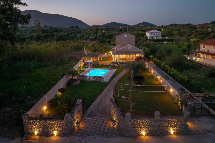 Villa pour 6 personnes, avec Balcon et Terrasse ainsi que Jardin et Piscine