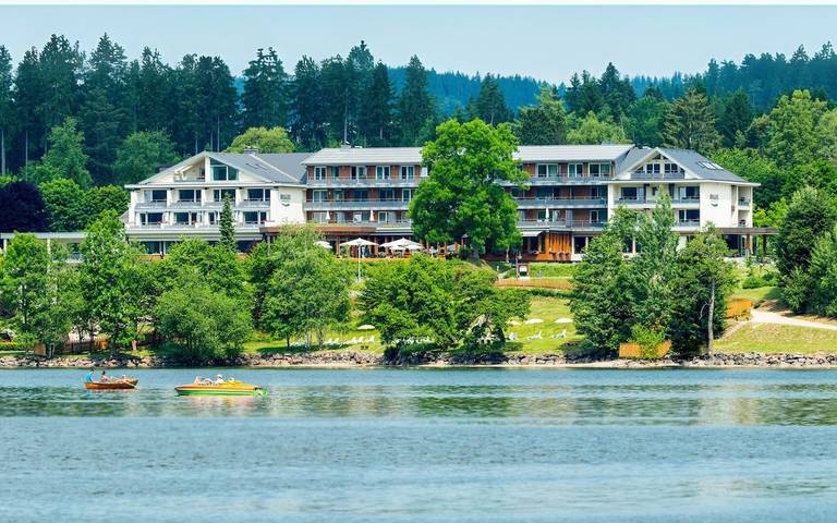 Hôtel pour 2 personnes, avec vue sur le lac et jardin ainsi que sauna et piscine