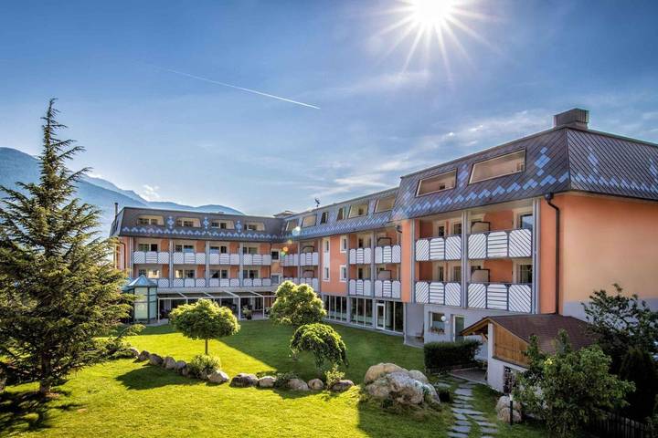 Hôtel, avec Terrasse et Jacuzzi ainsi que Jardin et Bassin pour enfant à Prato allo Stelvio