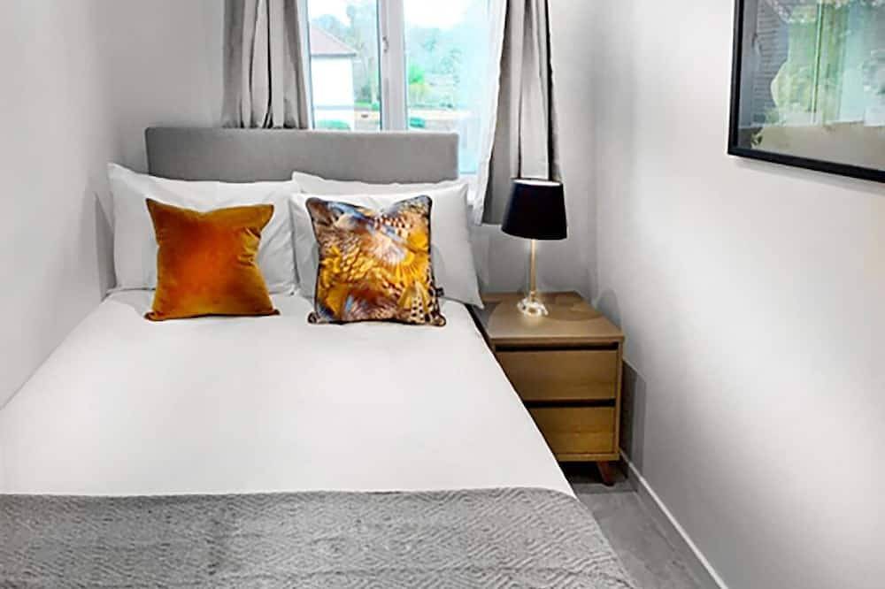 Entire apartment, Woking - 2 Bedroom House - With Garden in Woking, Surrey