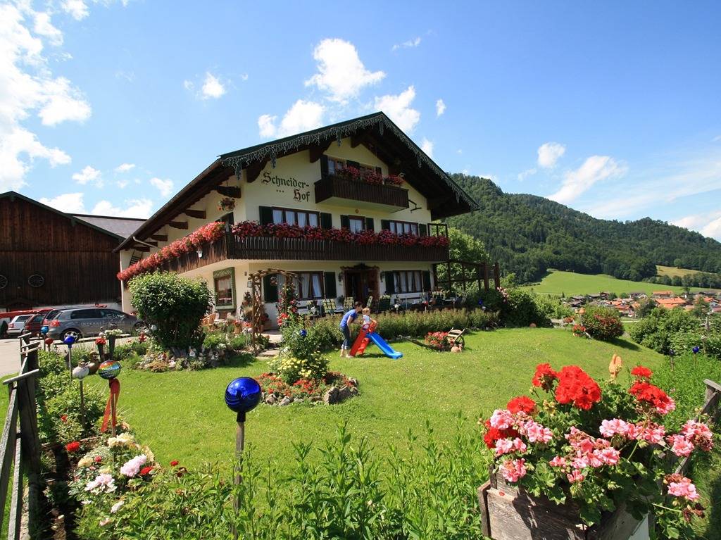 Schneider-Hof inkl. Chiemgaukarte - Nr. 2 Dreibettzimmer mit Dusche und Wc, Tv, Balkon, Wlan in Ruhpolding, Bayerische Alpen