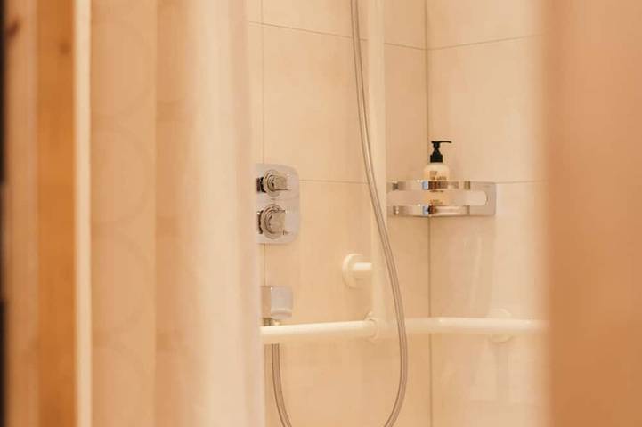 Ganze Wohnung, Villa Marwa: Apartment Hortensia im Grünen, ruhig, fußläufig ins Zentrum 10 Min. in Karwendel (Tirol), Innsbruck