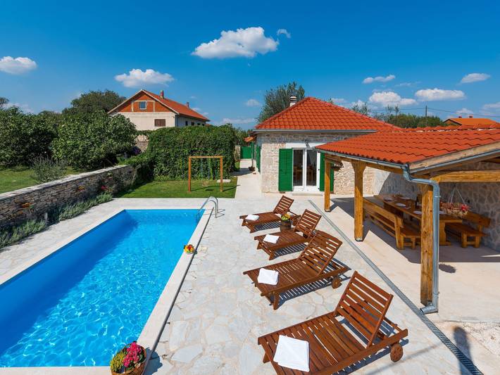Ferienhaus für 3 Personen, mit Pool und Garten sowie Terrasse - 1
