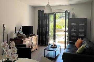 Gîte pour 2 personnes, avec jardin et terrasse à Crestet