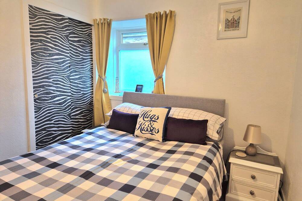 Cosy Cottage with water views, Close to town centre. Hot tub. Pet friendly. in Kirn, Dunoon