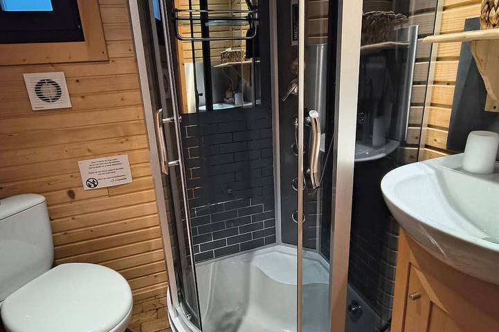 Caravana Única con Baño Nórdico Privado en La Flèche in La Flèche, Sarthe