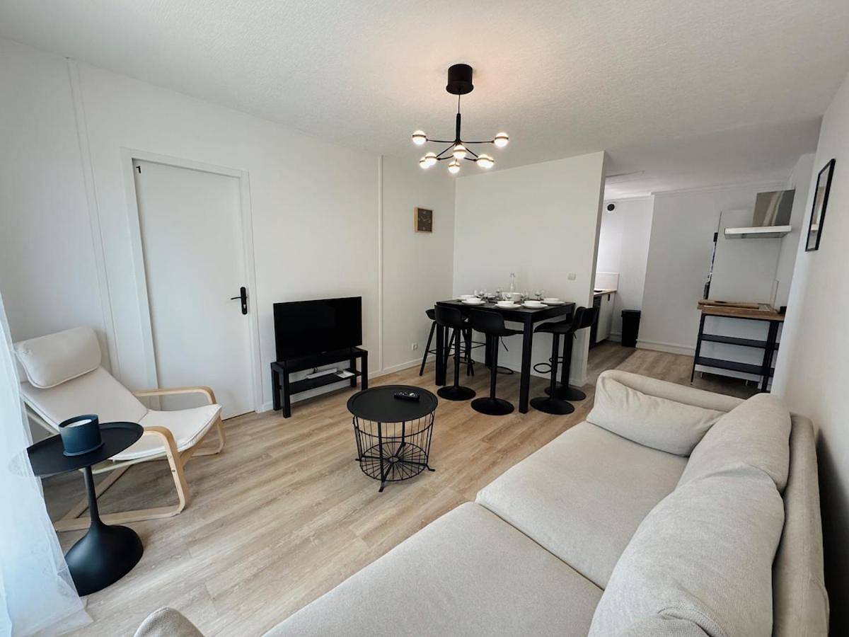 Appartement entier, St Fons-Proche de Lyon, 6 chambres, rénové in Saint-Fons, Lyon et ses environs