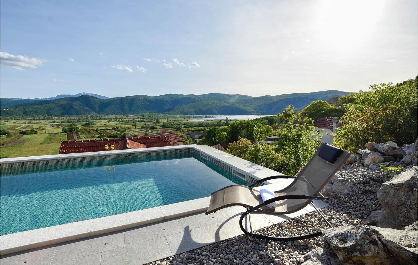 Modernes Apartment mit Pool, Terrasse und WLAN, in der Nähe von Fluss und See in Makarska Riviera