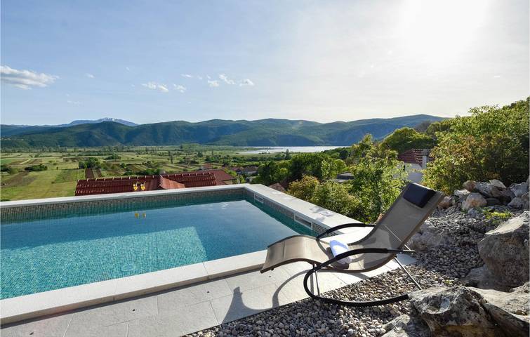 Modernes Apartment mit Pool, Terrasse und WLAN, in der Nähe von Fluss und See in Makarska Riviera