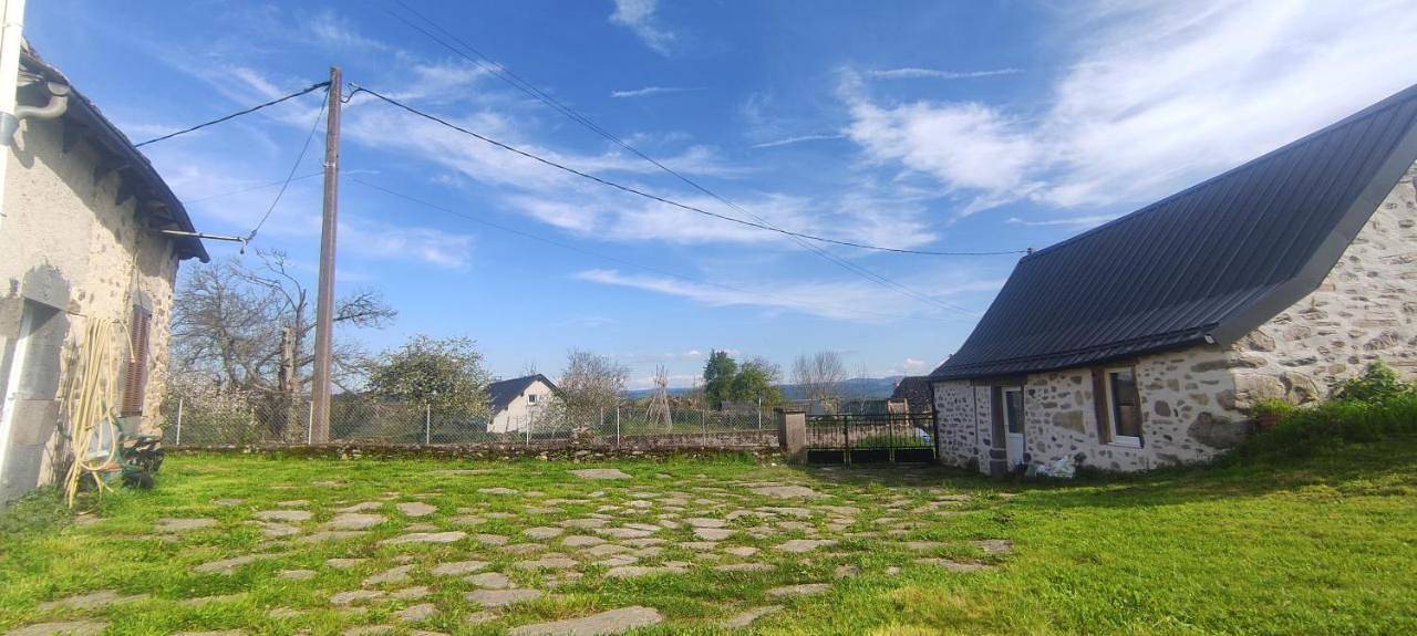 Maison dans un joli village typique du Cantal! in Oradour, Région de Saint-Flour