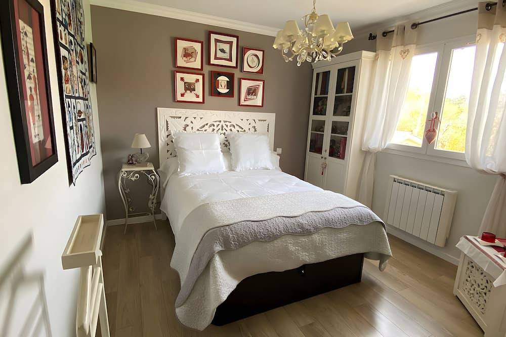 Casa de huéspedes 'Les Hortensias du Monastère' con piscina privada, terraza compartida y Wi-Fi in Saint-Aubin-de-Médoc, Región de Burdeos