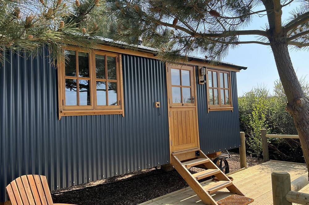 Seaside Bliss: Cosy Shepherd Hut with fire place, 10 mins from the beach in Guernsey