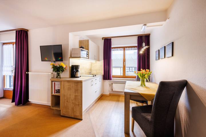 Ganzes Studio, Einzimmerapartment 'Chiemsee' mit Bergblick im Gästehaus Wolfgang, Balkon und Wi-Fi in Ruhpolding, Bayerische Alpen
