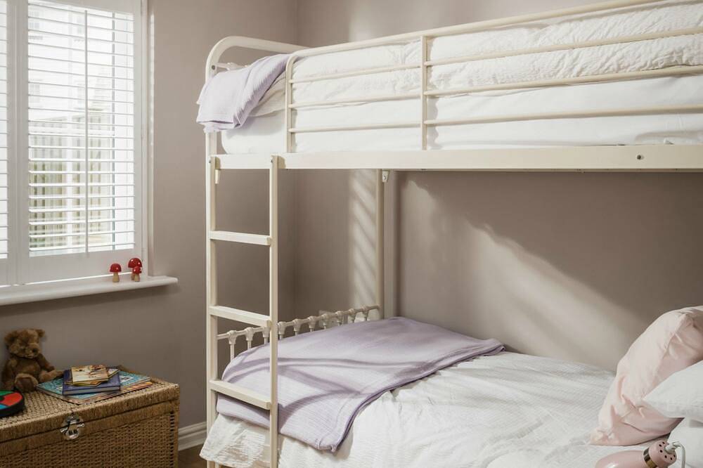 Rye Bay House -  a cottage that sleeps 8 guests  in 4 bedrooms in Camber, East Sussex
