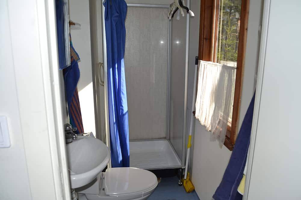 Ferienhaus mit Blick auf den See, zentrale Lage Värmdö. rowboat in Mörtnäs, Stockholmer Schärengarten