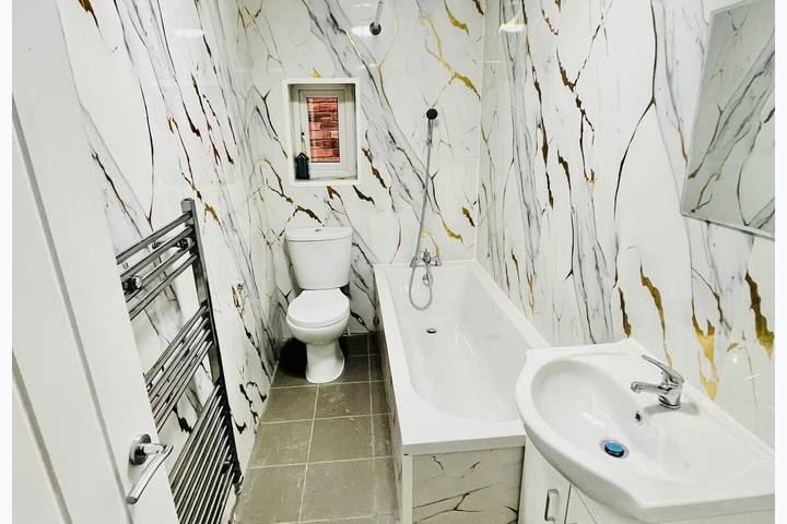 4-Bed House, Sleeps 9 w Garden & On-Street Parking in Liverpool, Merseyside