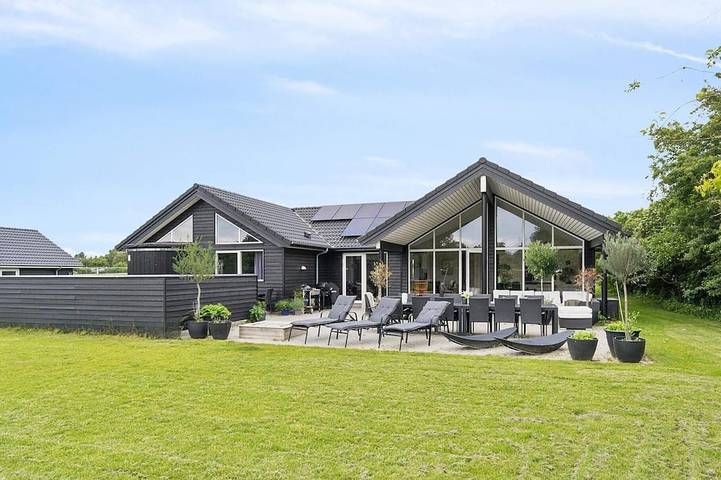 Ferienhaus für 16 Personen, mit Whirlpool und Terrasse sowie Pool und Sauna
