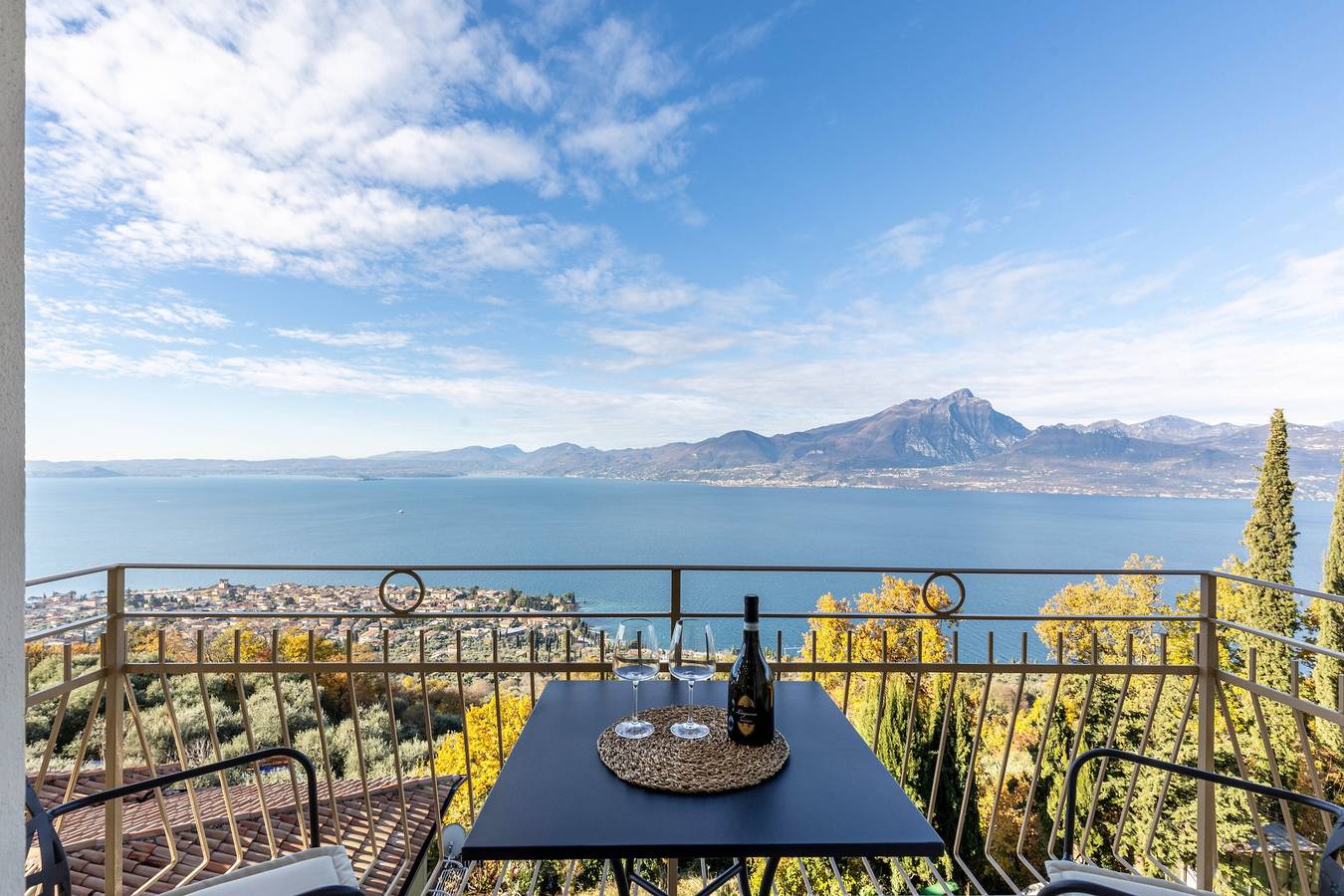 Ganze Wohnung, Ferienwohnung 'Casa Serena' mit Seeblick, Wlan und Klimaanlage in Torri del Benaco, Gardasee-Berge