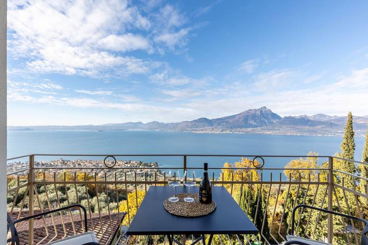Apartamento para 5 personas, con Balcón además de Jardín y Vistas al lago en Lago de Garda