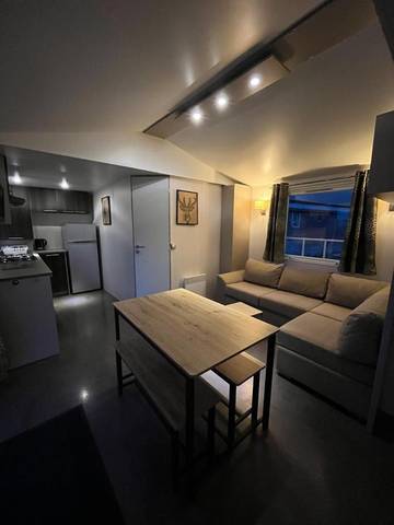 Tente pour 4 personnes, avec terrasse ainsi que jardin et vue dans l' Aisne