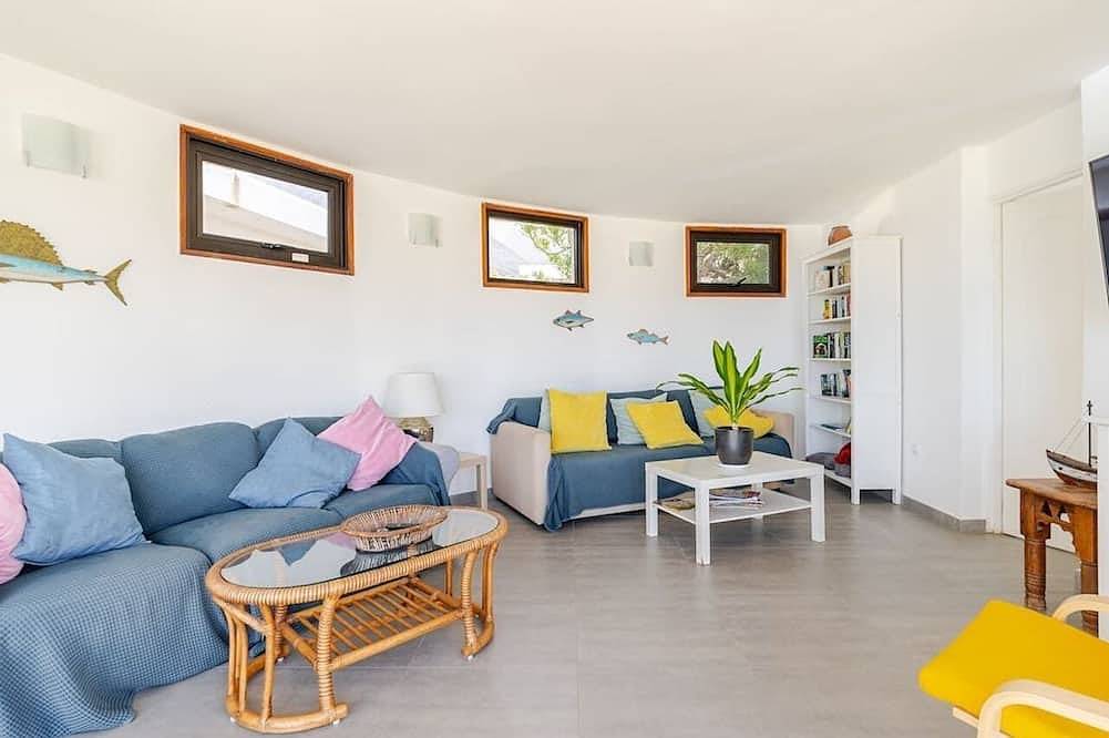 Stunning beach view, heated pool, perfect house for comfort and relaxation in Famara Beach, Teguise
