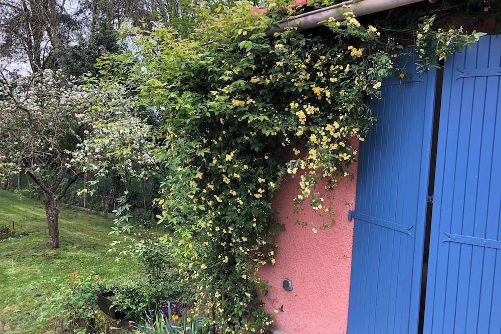 A self-contained studio in a green setting in Chatou, Yvelines